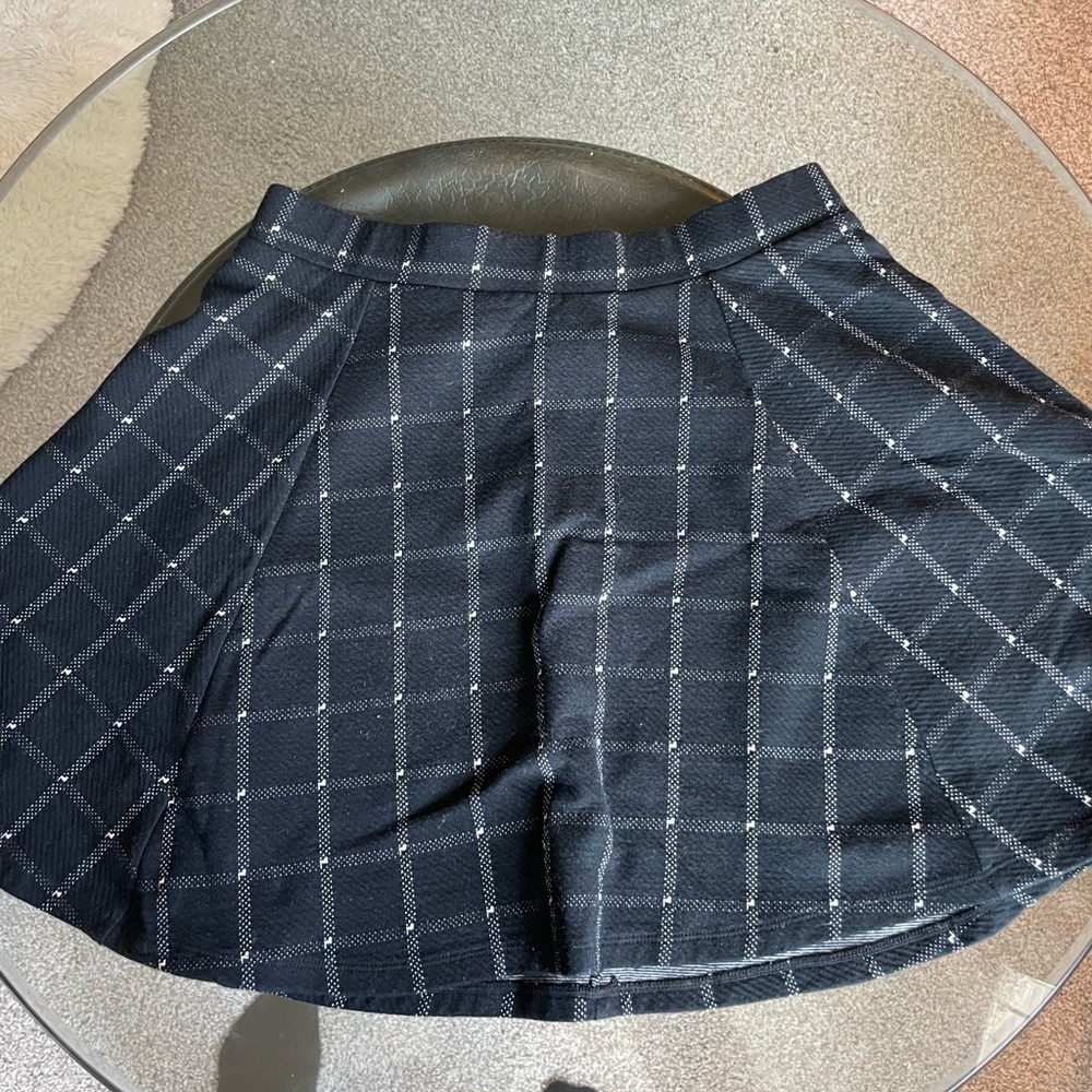 Patterned skirt with zip on back!